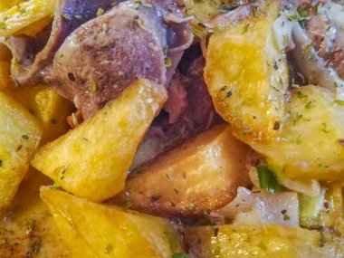 Yüksek açılı inek eti ve yakın plan patatesli.