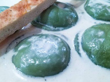 Yüksek açı, dördüncü peynir soslu sebze kokteyli.