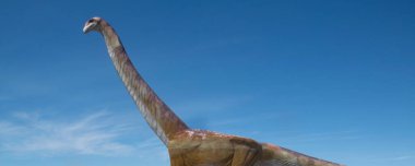 Kurak bölgede gerçek ölçekli titanosaur scuplture, Trelew City, Chubut, Arjantin 'de yer almaktadır.
