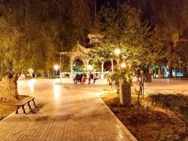 Trelew, Arjantin; 27 Aralık 2022: Trelew şehrinin ana Bağımsızlık Meydanı, Chubut Bölgesi, Arjantin