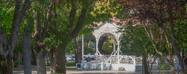 Güneşli bir günde Trelew City, Chubut Vilayeti, Arjantin 'in ana Bağımsızlık Meydanı' nda halk sahnesi yok.