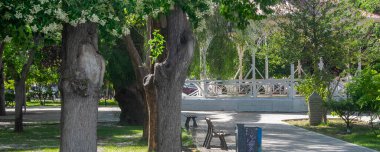 Güneşli bir günde Trelew City, Chubut Vilayeti, Arjantin 'in ana Bağımsızlık Meydanı' nda halk sahnesi yok.