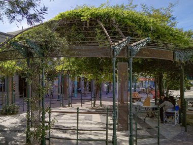 Trelew, Arjantin; 28 Aralık 2022: Kentsel Luis Gazin kaldırımında güneşli bir gün manzarası, Trelew şehri, Chubut eyaleti Argentina.jpg