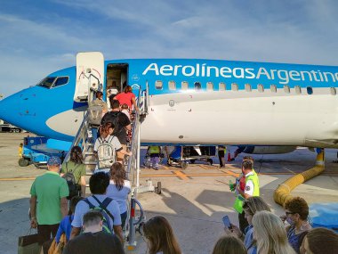 Buenos Aires, Arjantin; 27 Aralık 2022: Jorge Newbey Aeroparque havaalanında uçağa binen yolcular, buenos aires, Arjantin