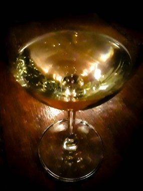 Yüksek kontrastlı görüntü, arka planda beyaz şarap kadehinin yakın plan görüntüsünü gösteriyor. Bu kompozisyon beyaz şarabın gelişmişliğini ve saflığını vurgular, onu lüks reklamlarda, şarap promosyonunda mükemmel bir şekilde kullanılabilir kılar.