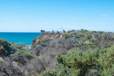 Punta Tombo Yarımadası 'ndaki deniz manzarasını izleyen turistler, Chubut Bölgesi, Arjantin