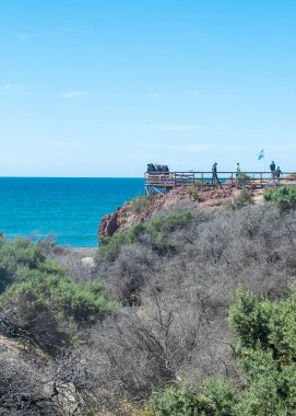 Punta Tombo Yarımadası 'ndaki deniz manzarasını izleyen turistler, Chubut Bölgesi, Arjantin