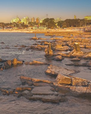 Ramirez Sahili 'nde yaz sahnesi, Parque Rodo Mahallesi, Montevideo Şehri, Uuguay