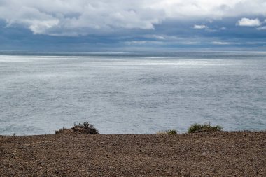 Cerro avanzado bakış açısından gökyüzü ve Atlantik Okyanusu Punta Loma Yarımadası, Puerto Medresesi, Chubut Bölgesi, Arjantin