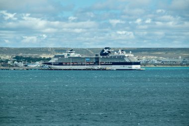 Puerto Madryn, Arjantin; 11 Ocak 2023: Okyanus haçlısı Atlantik Okyanusu kıyısında, Puerto Medresesi, Chubut Bölgesi, Arjantin
