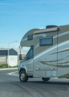Puerto Medresesi Caddesi, Chubut Bölgesi, Arjantin 'de bir karavan.