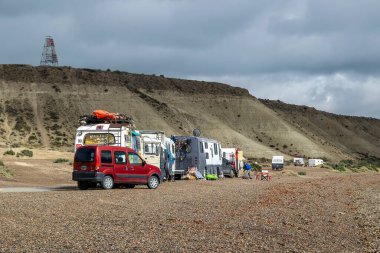 Puerto Madryn, Arjantin; 11 Ocak 2023: Arjantin 'de Cerro avanzado plajı sınırına park edilmiş motorlu evler ve arabalar, Puerto Medresesi, Chubut Eyaleti, Arjantin