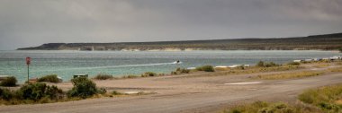 Empty coastal scene landscape at cerro avanzado beach, golfo nuevo, puerto madryn, chubut province, argentina clipart