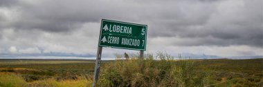 Steppen patagonya manzarasının ortasında işaret direği, Puerto medryn, Chubut bölgesi, Arjantin