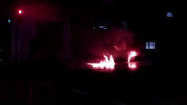 İtfaiyeciler, Montevideo City, Uruguay 'da yanan bir araba gece sahnesini canlandırıyor.