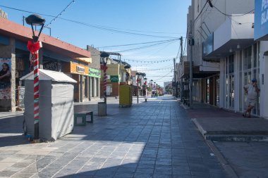 Las grutas, Arjantin; 2 Ocak 2023: Las Grutas, Rio Negro Eyaleti, Arjantin 'deki ünlü yaya ticareti caddesinde sabah uscene