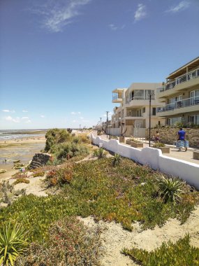 Las Grutas kasabasındaki güneşli deniz manzarası Rio Negro bölgesinin en önemli plaj beldesi, Arjantin