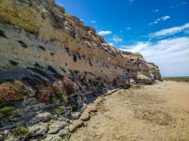Las Grutas kasabasının plajlarından birinde büyük bir kayalık var. Rio Negro, Arjantin 'de bir sahil kenti.