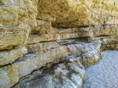 Las Grutas kasabasının plajlarından birinde büyük bir kayalık var. Rio Negro, Arjantin 'de bir sahil kenti.