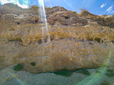 Las Grutas kasabasının plajlarından birinde büyük bir kayalık var. Rio Negro, Arjantin 'de bir sahil kenti.