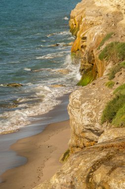 Las Grutas kasabasının sahillerinden birinin sınırında büyük bir uçurum, Rio Negro vilayeti, Arjantin