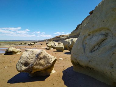 Las Grutas kasabasının plajlarından birinde büyük bir kayalık var. Rio Negro, Arjantin 'de bir sahil kenti.