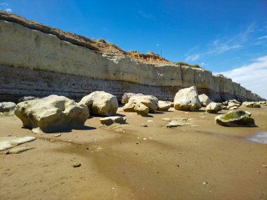 Las Grutas kasabasının plajlarından birinde büyük bir kayalık var. Rio Negro, Arjantin 'de bir sahil kenti.