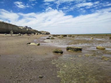 Las Grutas 'ta alçak gelgit plajı, Rio Negro, Arjantin' de bir sahil beldesi.