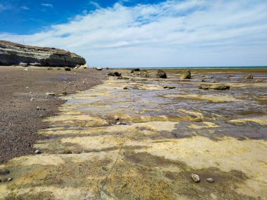 Las Grutas 'ta alçak gelgit plajı, Rio Negro, Arjantin' de bir sahil beldesi.