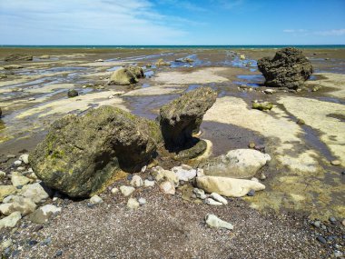 Las Grutas 'ta alçak gelgit plajı, Rio Negro, Arjantin' de bir sahil beldesi.