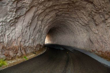 Rocky tunner karayolu Florentino ameghino barajına doğru, Chubut vilayetinde bir yerçekimi barajı, patagonya, Arjantin