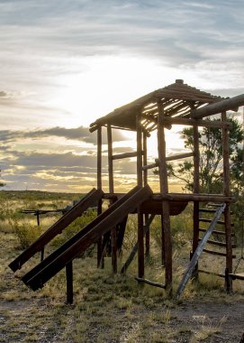 Steppen Patagonya Bölgesi, Las Grutas, Rio Negro Bölgesi, Arjantin 'deki çocuklar için Rustik ahşap çocuk parkı