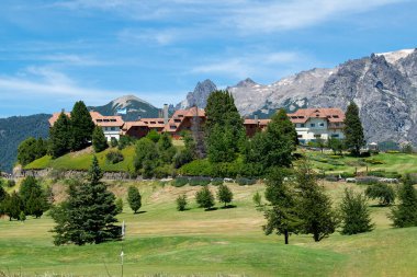 Arka planda cerro kategorisi olan büyük ve zarif bir otel, San Carlos de Bariloche, Rio Negro bölgesi, patagonya, Arjantin