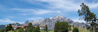 Arka planda cerro kategorisi olan büyük ve zarif bir otel, San Carlos de Bariloche, Rio Negro bölgesi, patagonya, Arjantin