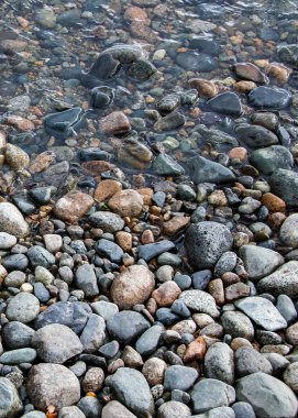 Yüksek açılı görüntü, göl kıyısındaki kayaları, lago puelo ulusal parkını, chubut bölgesini, patagonya 'yı ve Arjantin' i vurdu.