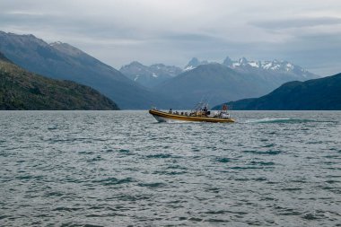 Lago Puelo, Arjantin; 7 Ocak 2023: Latin Puelo Gölü, lago puelo Ulusal Parkı, Chubut Eyaleti, Patagonya, Arjantin 'de turistik tekne gezisi