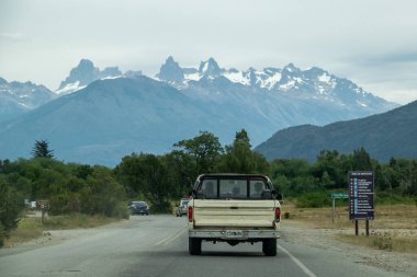 Lago Puelo, Arjantin; 7 Ocak 2023: Arka planda açık otoyol ve karlı And Dağları, lago puelo Ulusal Parkı, Chubut Eyaleti, patagonya, Arjantin