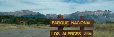 Los, rotadaki ulusal park ahşap levha direğini ve arka plandaki And Dağları 'nı, Chubut Bölgesi' ni, Patagonya 'yı, Arjantin' i alarma geçirdi.,