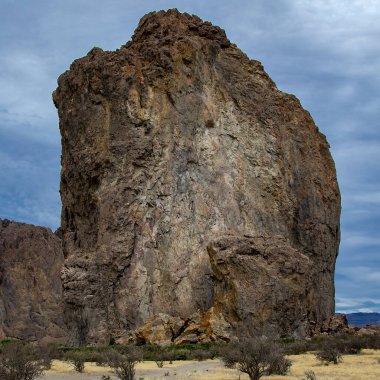 Patagonya manzarası ünlü Piedra Parada 'yı gösteriyor. Patagonya, Chubut, Arjantin' de bulunan antik volkanik aktivitelerden oluşan çarpıcı bir kaya oluşumu. 