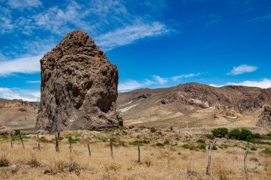 Patagonya manzarası ünlü Piedra Parada 'yı gösteriyor. Patagonya, Chubut, Arjantin' de bulunan antik volkanik aktivitelerden oluşan çarpıcı bir kaya oluşumu. 