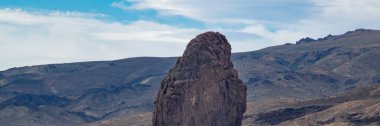 Patagonya manzarası ünlü Piedra Parada 'yı gösteriyor. Patagonya, Chubut, Arjantin' de bulunan antik volkanik aktivitelerden oluşan çarpıcı bir kaya oluşumu. 