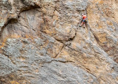 Piedra parada, Arjantin; 9 Ocak 2023: Canadon de la buitrera kanyonu, piedra parada kasabası, patagonya, chubut bölgesi, Arjantin 'de spor tırmanışı yapan genç kadının düşük açılı çekimi 