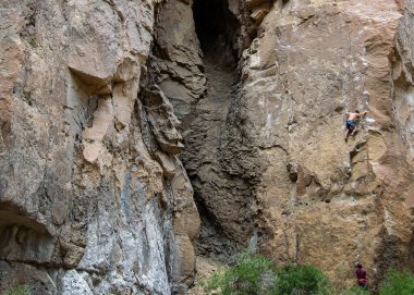 Piedra parada, Arjantin; 9 Ocak 2023: Canadon de la buitrera kanyonu, piedra parada kasabası, patagonya, chubut bölgesi, Arjantin 'de spor tırmanışı yapan genç kadının düşük açılı çekimi 