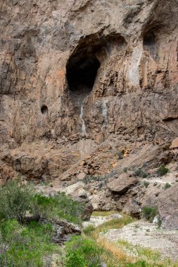 Patagonya, lagnuineo departmanı, Chubut bölgesi, Arjantin 'deki çarpıcı bir doğal volkanik çevre olan la buitera kanyonunda delikleri olan yüksek açılı kayalık oluşum. 