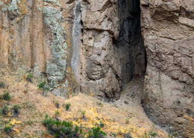 Patagonya, lagnuineo departmanı, Chubut bölgesi, Arjantin 'deki çarpıcı bir doğal volkanik çevre olan la buitera kanyonunda delikleri olan yüksek açılı kayalık oluşum. 