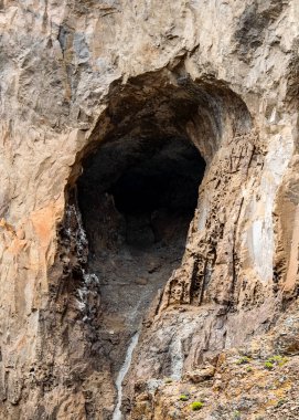 Patagonya, lagnuineo departmanı, Chubut bölgesi, Arjantin 'deki çarpıcı bir doğal volkanik çevre olan la buitera kanyonunda delikleri olan yüksek açılı kayalık oluşum. 