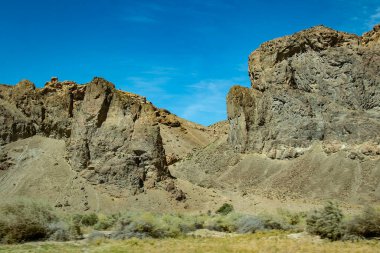 Piedra Parada, Chubut Eyaleti, Arjantin 'e giden yolda bozkır patagonya' da kayalık dağlar. 