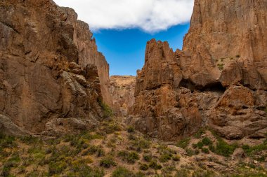 La Buitrera Kanyonu 'ndaki Rocky Dağları, Patagonya, Piedra Parada, Layineo Bölümü, Chubut Bölgesi, Arjantin 