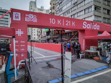 Montevideo, Uruguay; 11 Mayıs 2024 - Uruguay, Montevideo City, 18 de Julio Bulvarı 'ndaki boş yarış bitiş çizgisi