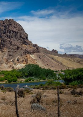 Dağlar ve kurak stepppe patagonya antik volkanik çevrede manzara, piedra parada, ggineo departmanı, chubut bölgesi, Arjantin